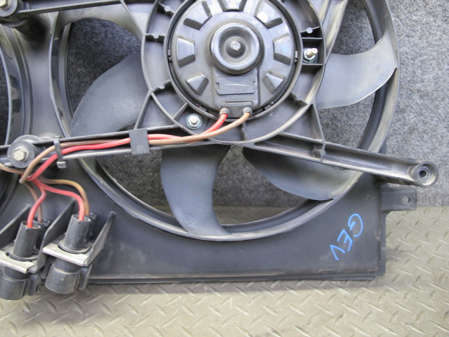 99-03 VW Eurovan T4 2.8L Engine Radiator Cooling Fan Motor Shroud 7D0121207 OEM