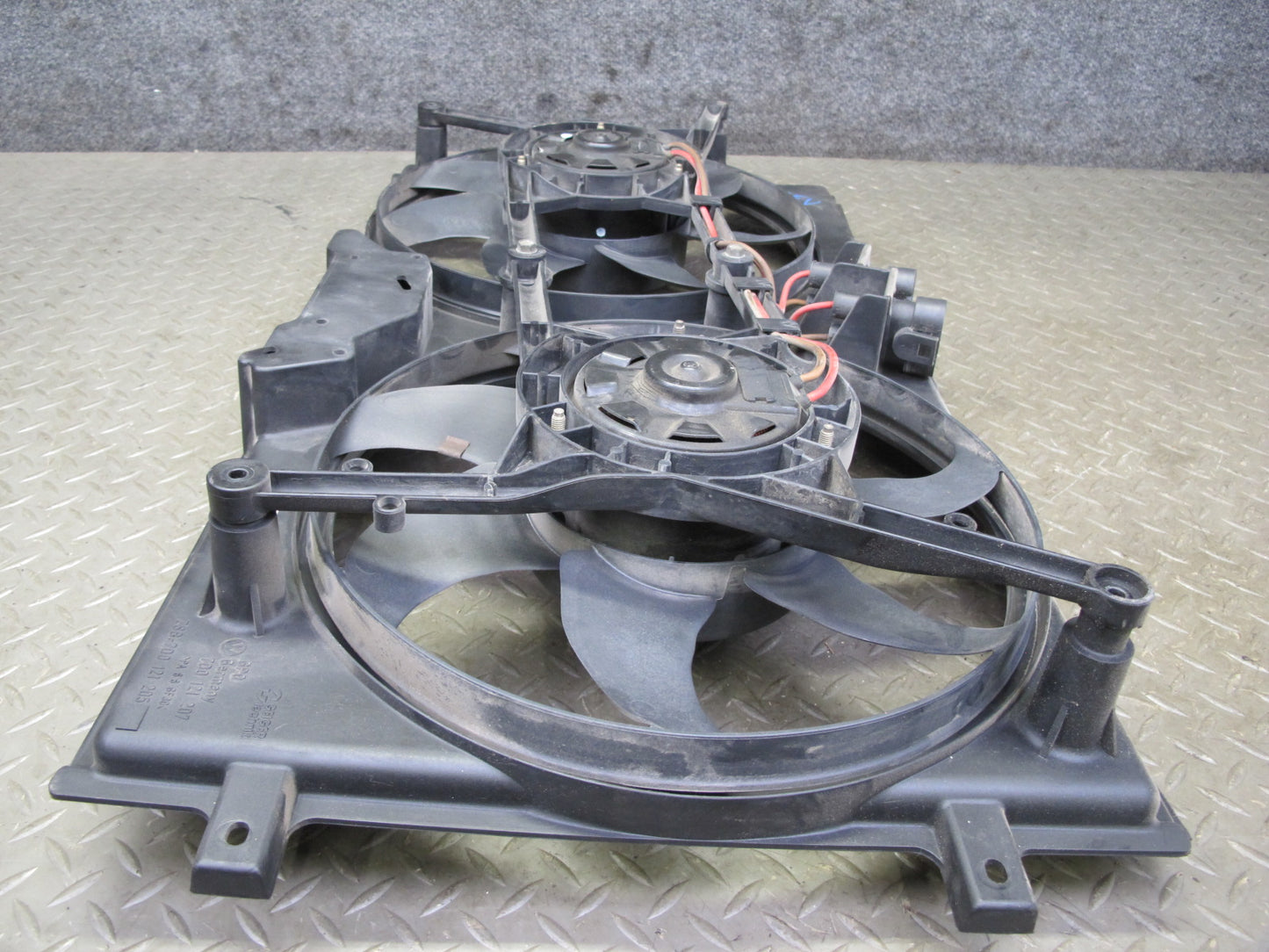 99-03 VW Eurovan T4 2.8L Engine Radiator Cooling Fan Motor Shroud 7D0121207 OEM