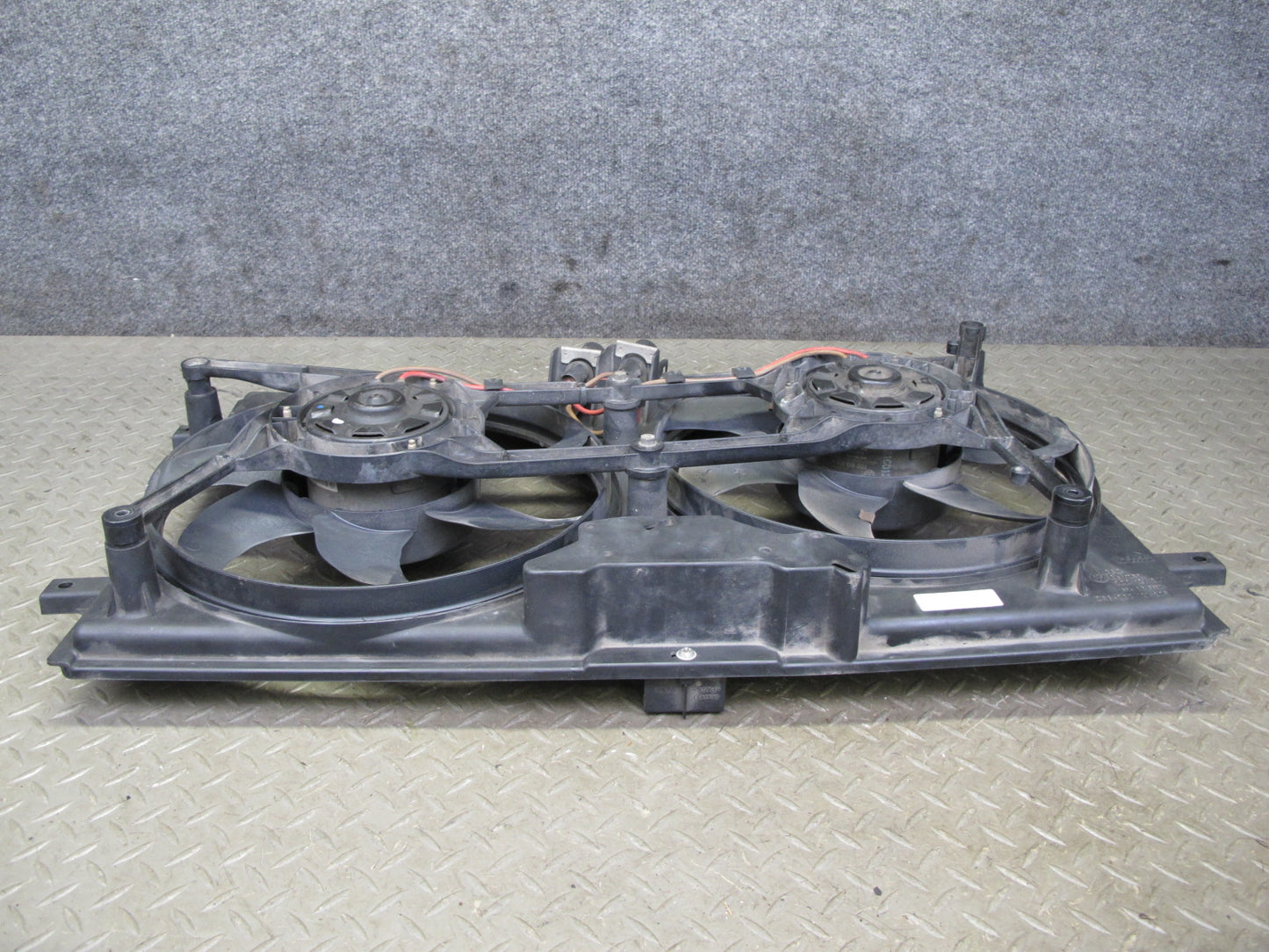 99-03 VW Eurovan T4 2.8L Engine Radiator Cooling Fan Motor Shroud 7D0121207 OEM