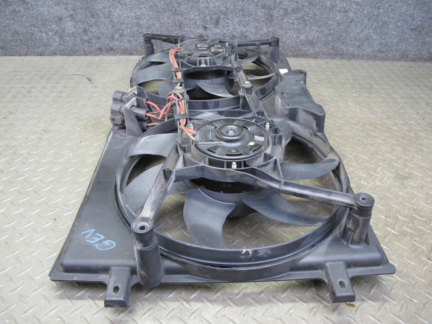 99-03 VW Eurovan T4 2.8L Engine Radiator Cooling Fan Motor Shroud 7D0121207 OEM