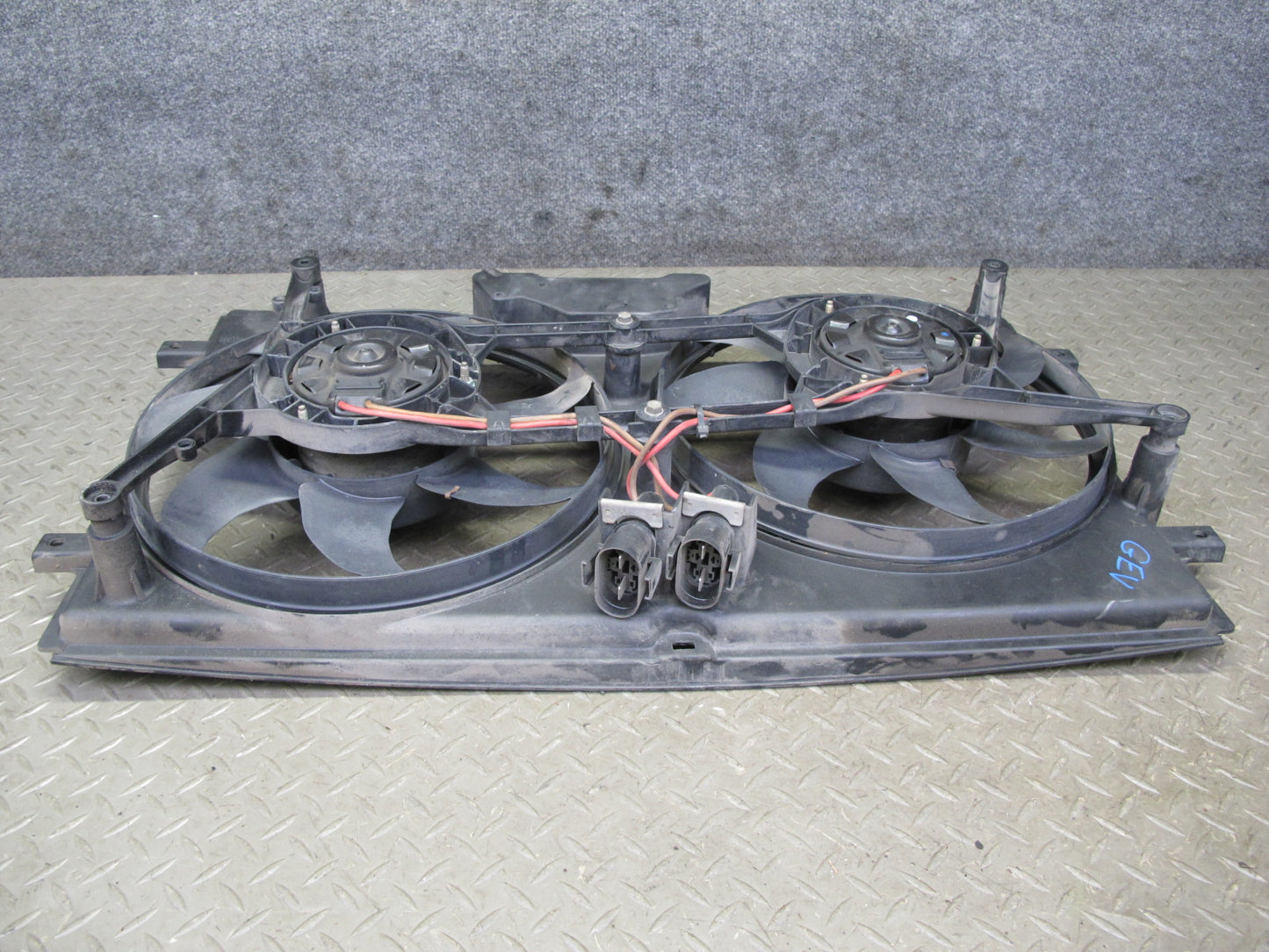 99-03 VW Eurovan T4 2.8L Engine Radiator Cooling Fan Motor Shroud 7D0121207 OEM