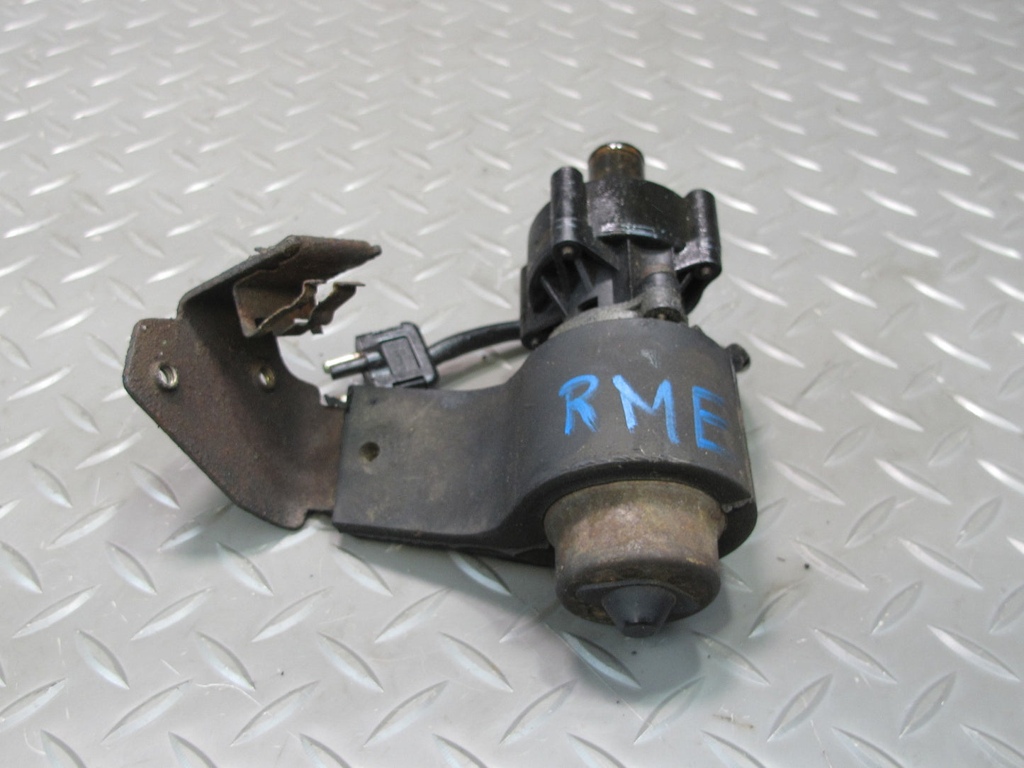 75-85 Mercedes W123 Auxiliary AUX Coolant Water Recirculation Pump OEM