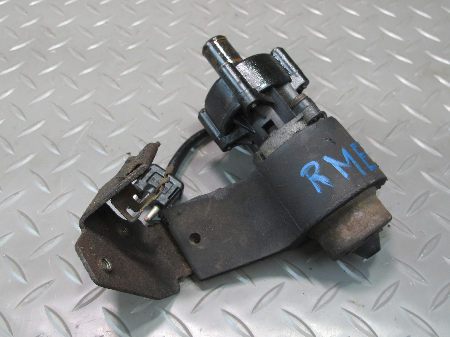 75-85 Mercedes W123 Auxiliary AUX Coolant Water Recirculation Pump OEM