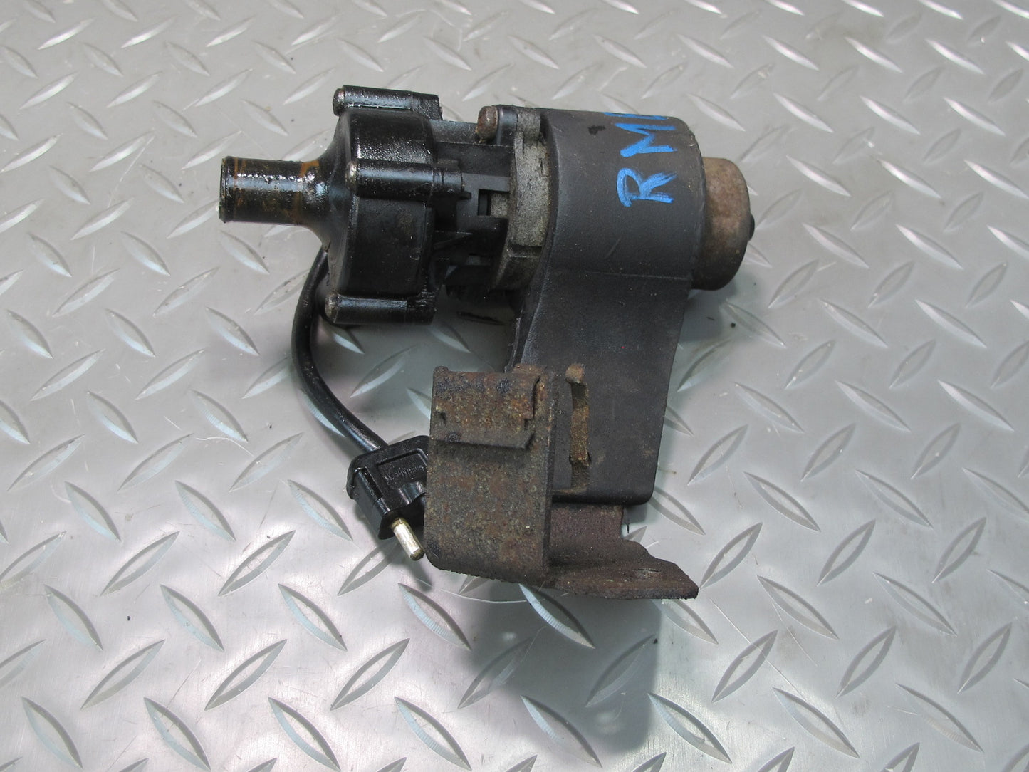 75-85 Mercedes W123 Auxiliary AUX Coolant Water Recirculation Pump OEM