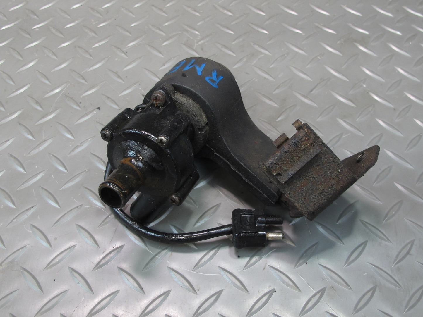 75-85 Mercedes W123 Auxiliary AUX Coolant Water Recirculation Pump OEM