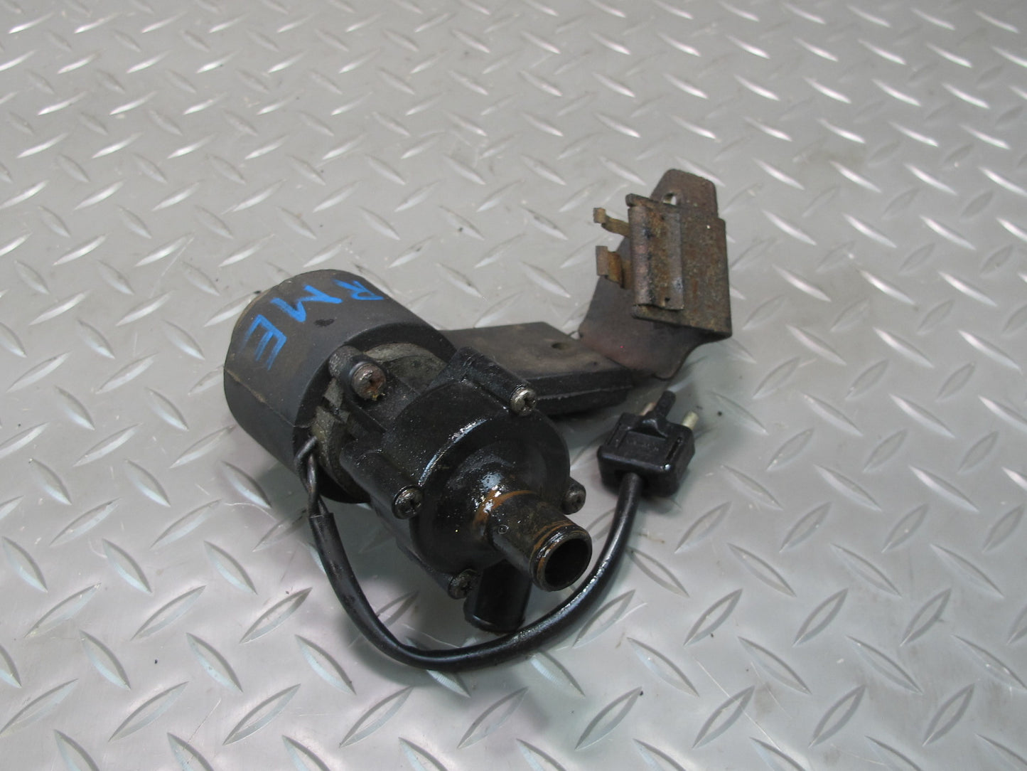 75-85 Mercedes W123 Auxiliary AUX Coolant Water Recirculation Pump OEM