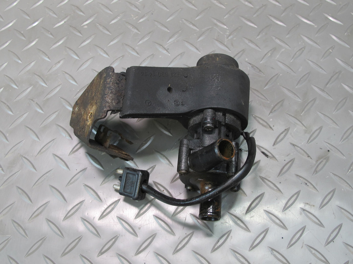 75-85 Mercedes W123 Auxiliary AUX Coolant Water Recirculation Pump OEM