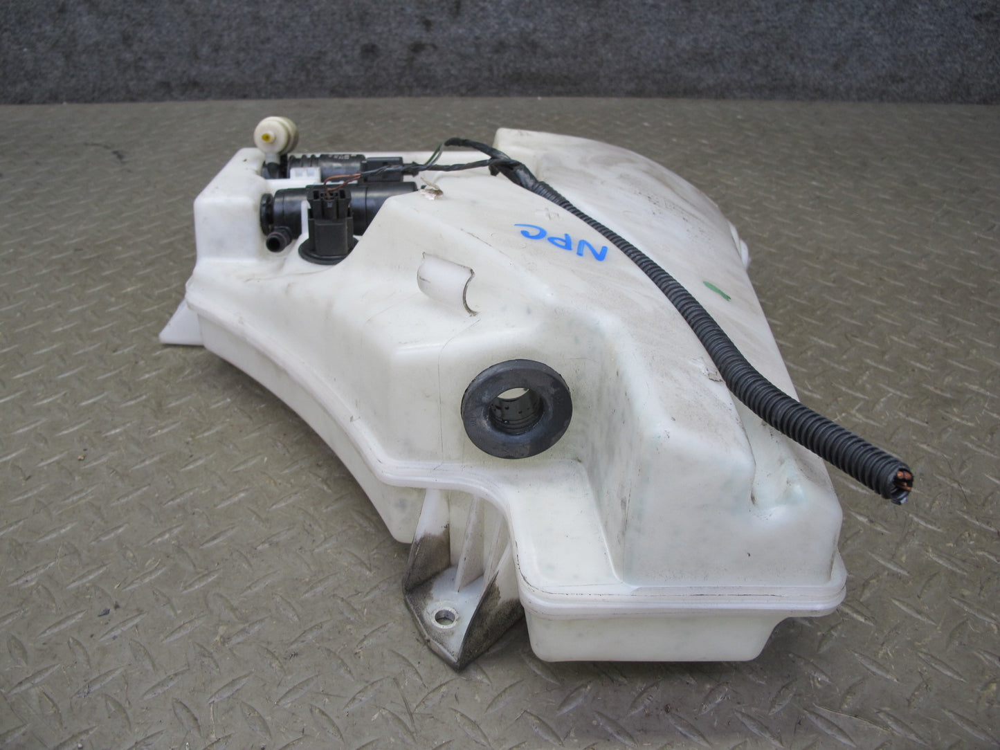 2011-2018 Porsche Cayenne 958 Windshield Washer Fluid Reservoir Tank W/ Pump