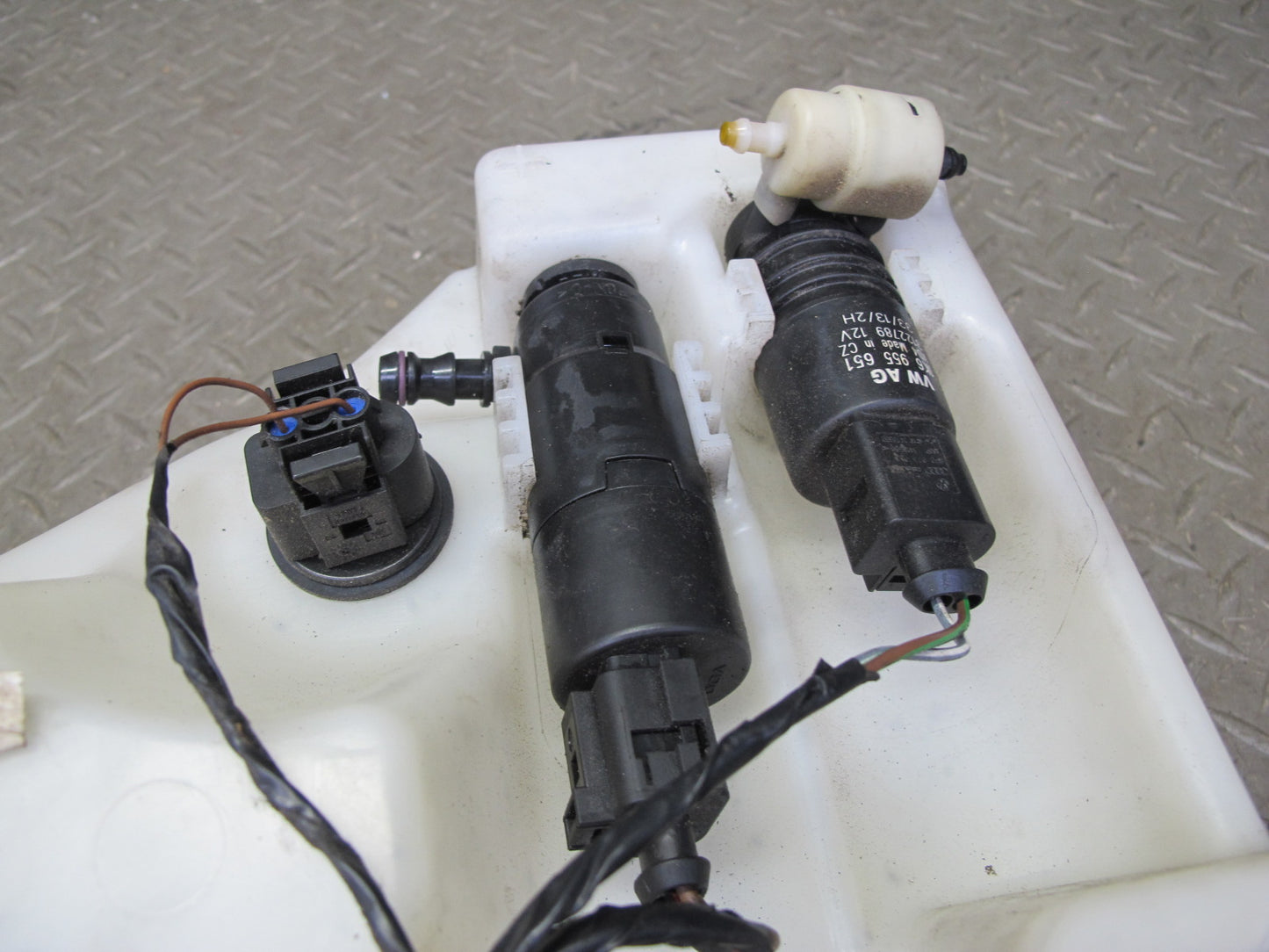 2011-2018 Porsche Cayenne 958 Windshield Washer Fluid Reservoir Tank W/ Pump