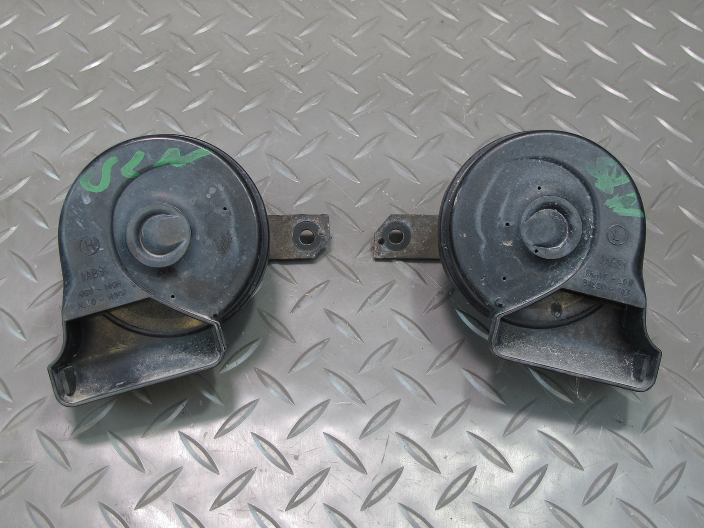 03-08 Mercedes R230 Sl-class Set of 2 High & Low Tone Note Horn Pitch Signal OEM