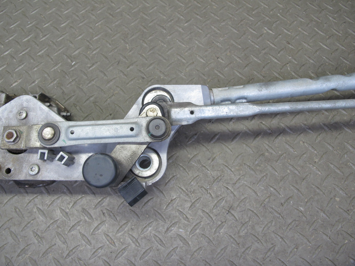 2011-2018 Porsche Cayenne 958 Windshield Wiper Transmission Linkage W/ Motor