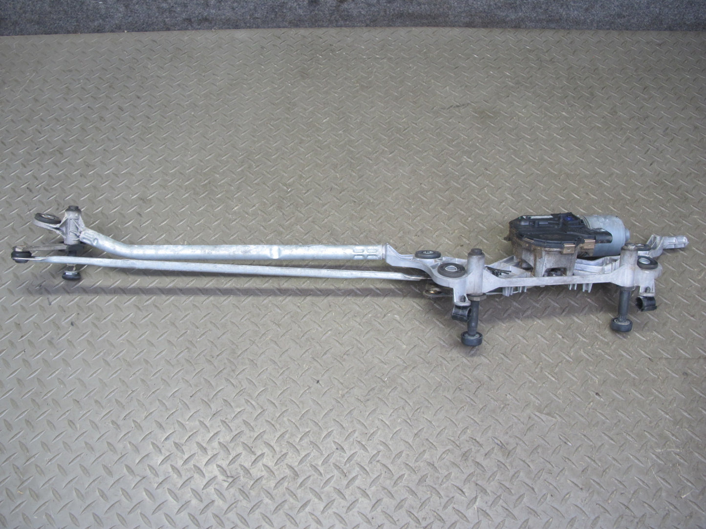 2011-2018 Porsche Cayenne 958 Windshield Wiper Transmission Linkage W/ Motor