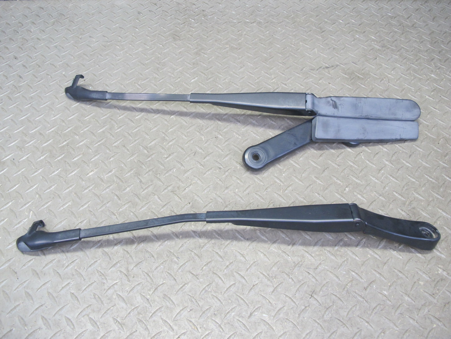 2011-2018 Porsche Cayenne 958 Front Windshield Wiper Arm Right & Left Side Set