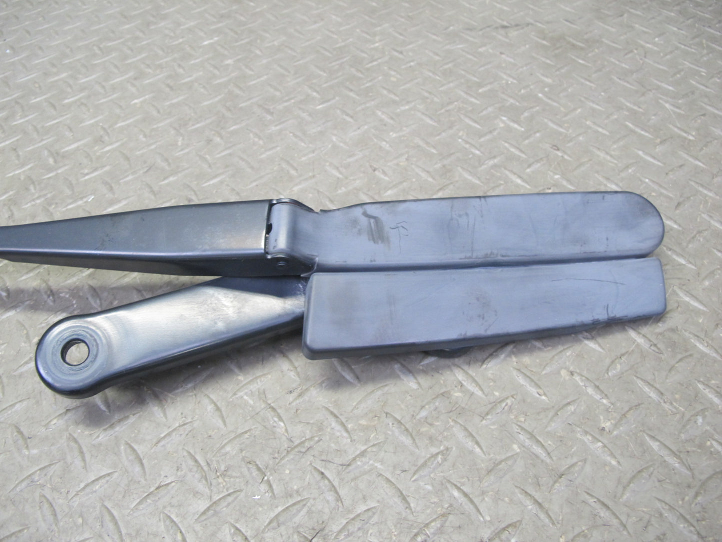 2011-2018 Porsche Cayenne 958 Front Windshield Wiper Arm Right & Left Side Set