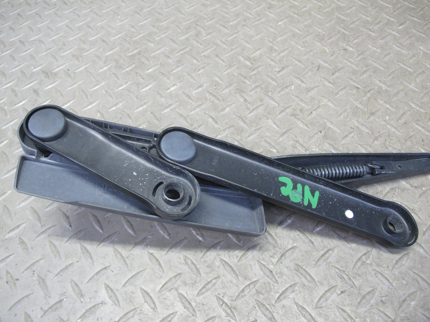 2011-2018 Porsche Cayenne 958 Front Windshield Wiper Arm Right & Left Side Set