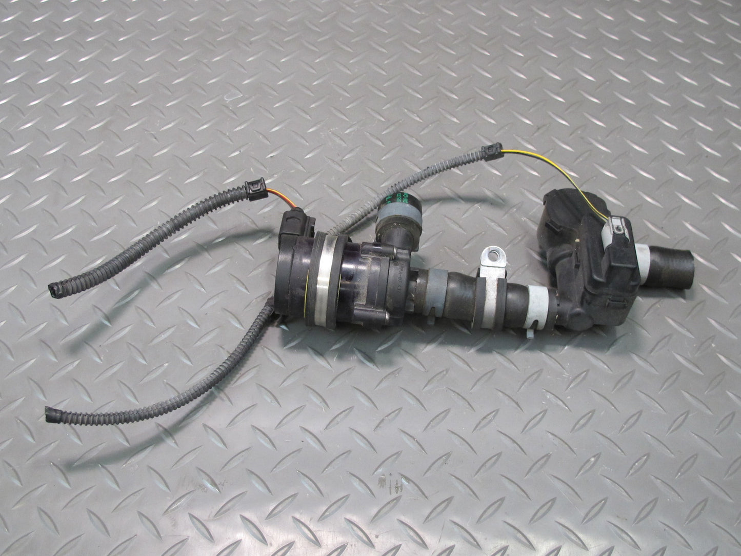 2011-2014 Porsche Cayenne S 958 4.8L Engine Motor Auxiliary AUX Water Pump Valve