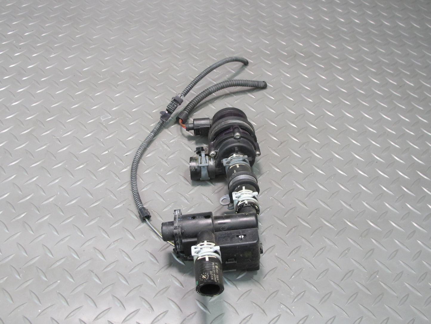 2011-2014 Porsche Cayenne S 958 4.8L Engine Motor Auxiliary AUX Water Pump Valve