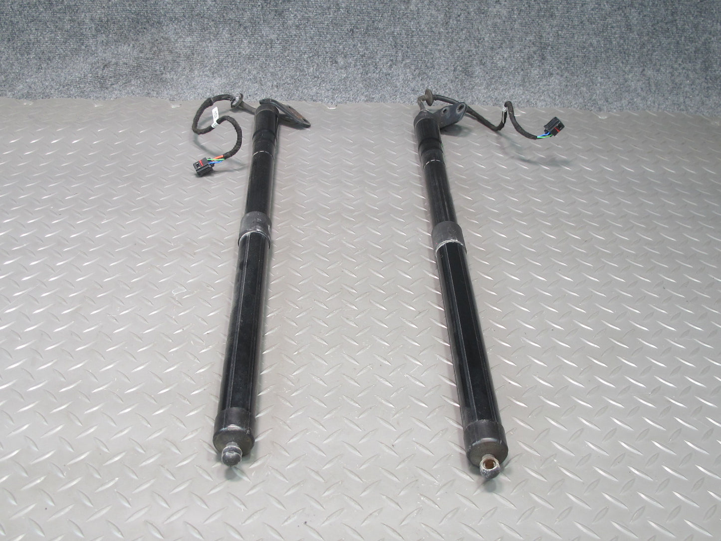 2011-2014 Porsche Cayenne 958 Rear Trunk Hatch Strut Shock Left Right Side Set