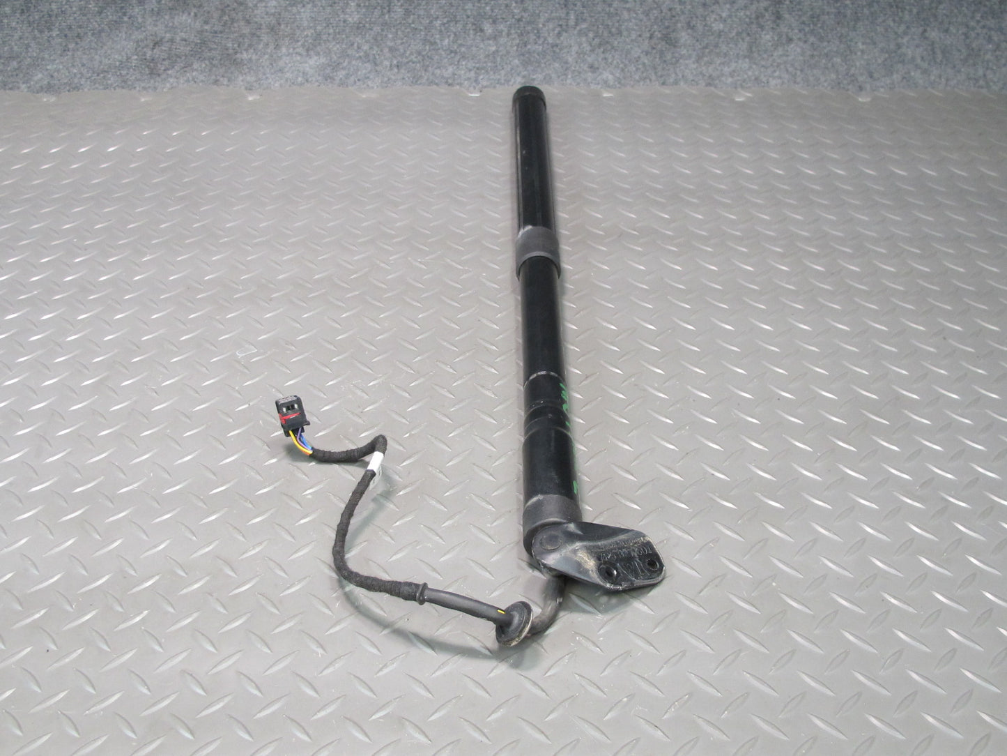 2011-2014 Porsche Cayenne 958 Rear Trunk Hatch Strut Shock Left Right Side Set