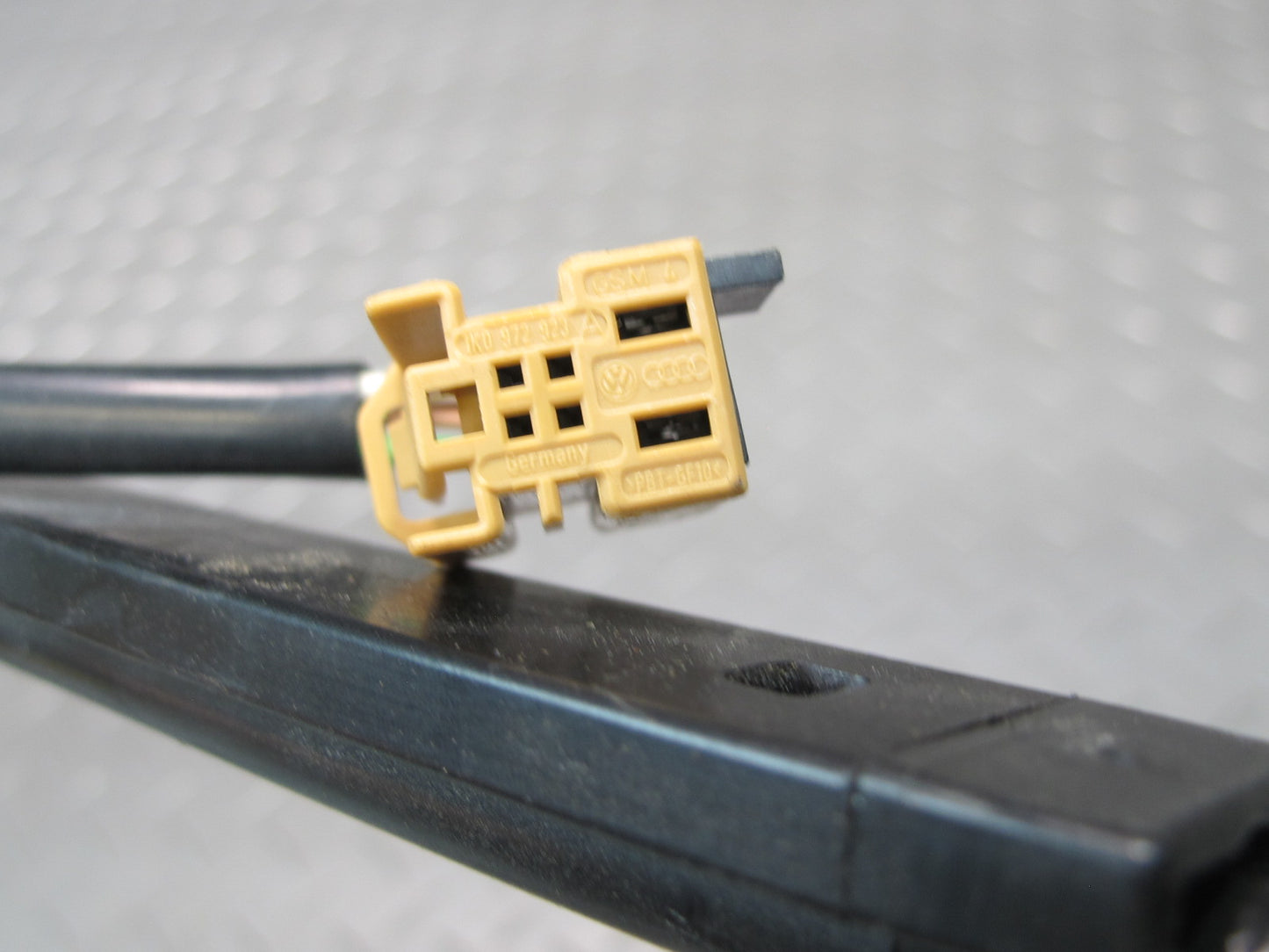 2011-2018 Porsche Cayenne 958 Rear Right Side Door Window Sun Shade Motor