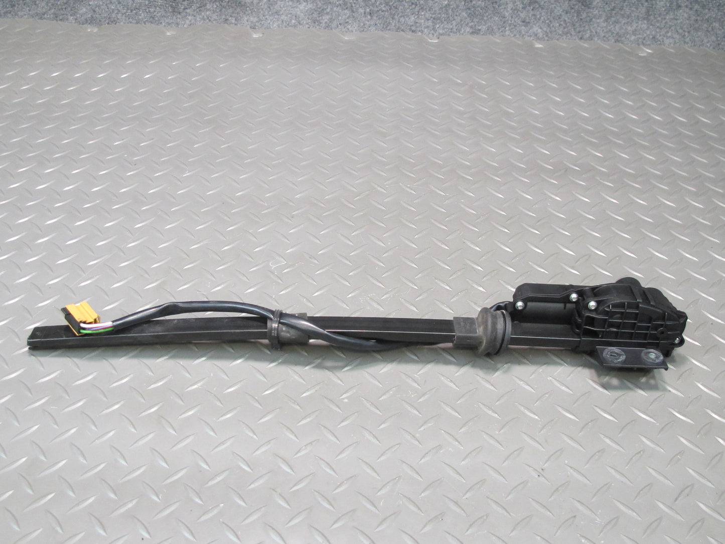 2011-2018 Porsche Cayenne 958 Rear Right Side Door Window Sun Shade Motor