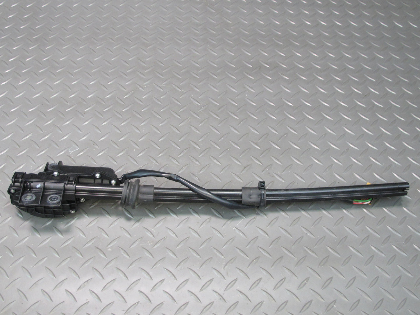 2011-2018 Porsche Cayenne 958 Rear Right Side Door Window Sun Shade Motor