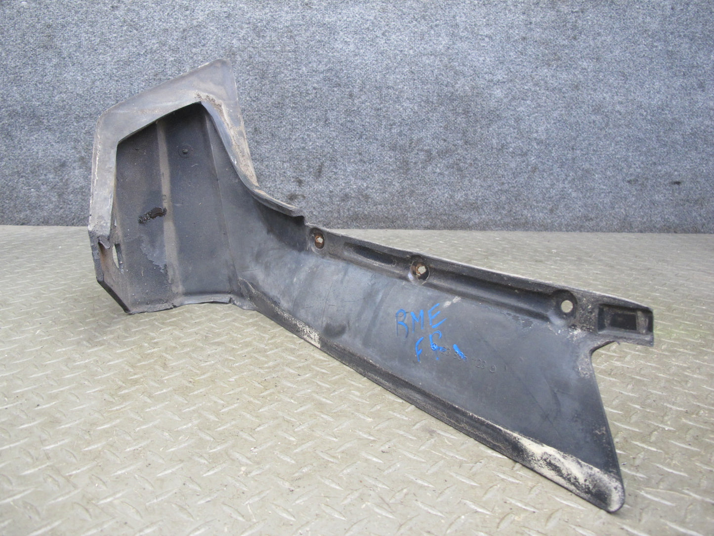 77-85 Mercedes W123 Front Left & Right Bumper Corner Rubber END Trim Set OEM