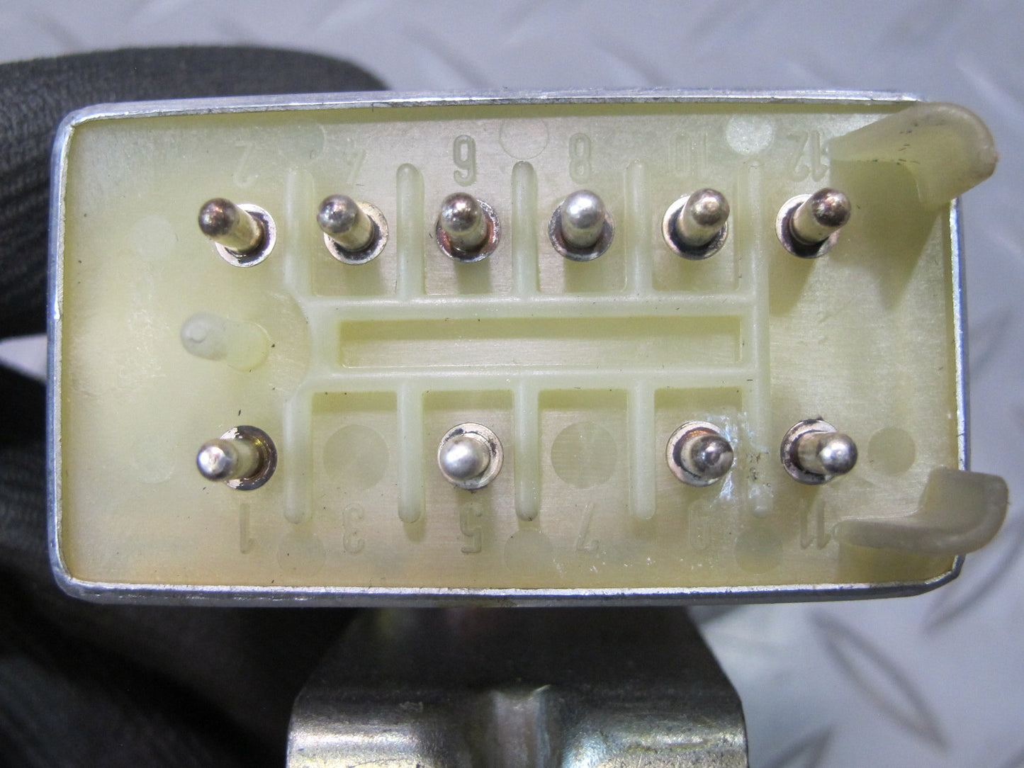 75-85 Mercedes W123 300D Seat Belt Warning Relay Module 0015455232 OEM