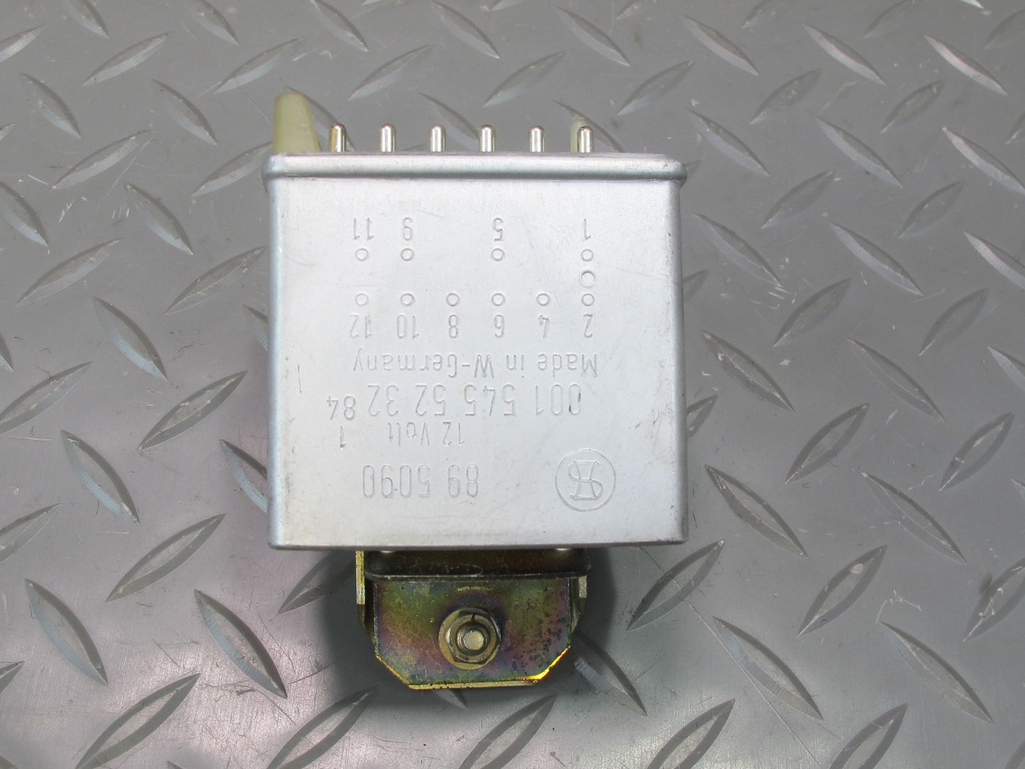 75-85 Mercedes W123 300D Seat Belt Warning Relay Module 0015455232 OEM