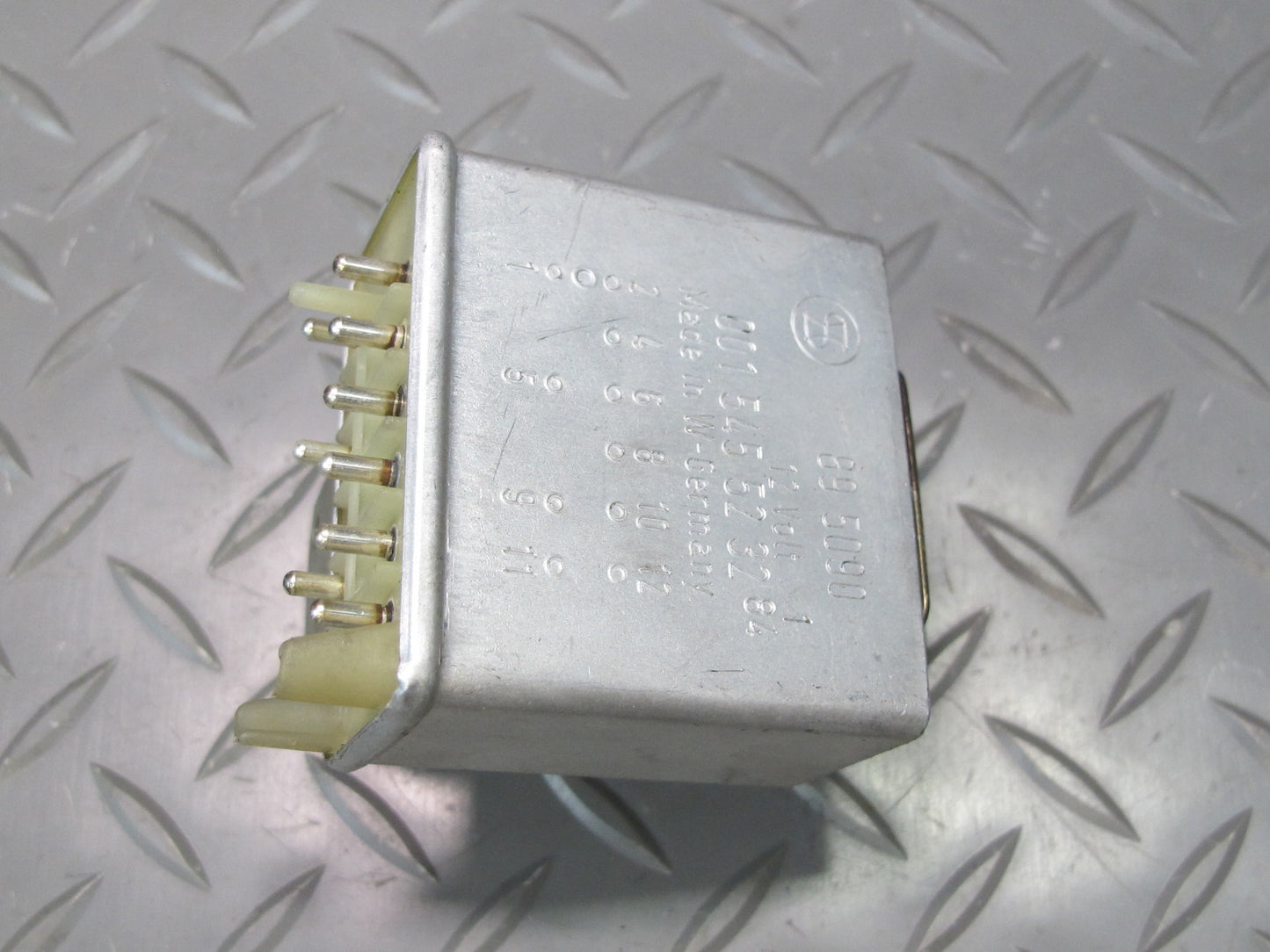 75-85 Mercedes W123 300D Seat Belt Warning Relay Module 0015455232 OEM