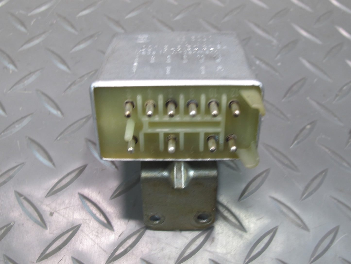 75-85 Mercedes W123 300D Seat Belt Warning Relay Module 0015455232 OEM