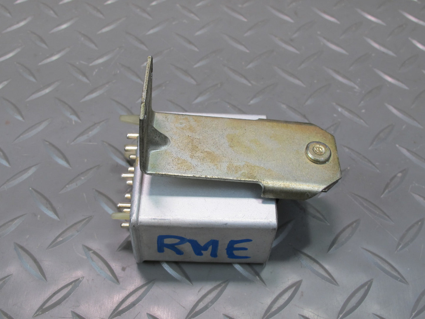 75-85 Mercedes W123 300D Seat Belt Warning Relay Module 0015455232 OEM