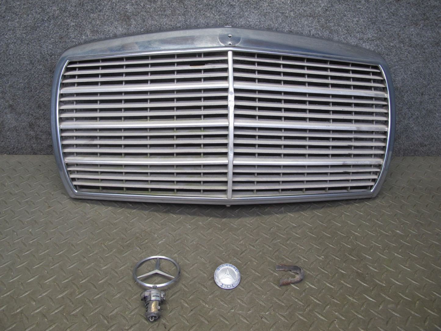 75-85 Mercedes W123 Front Hood Radiator Chrome Grille w Emblem OEM