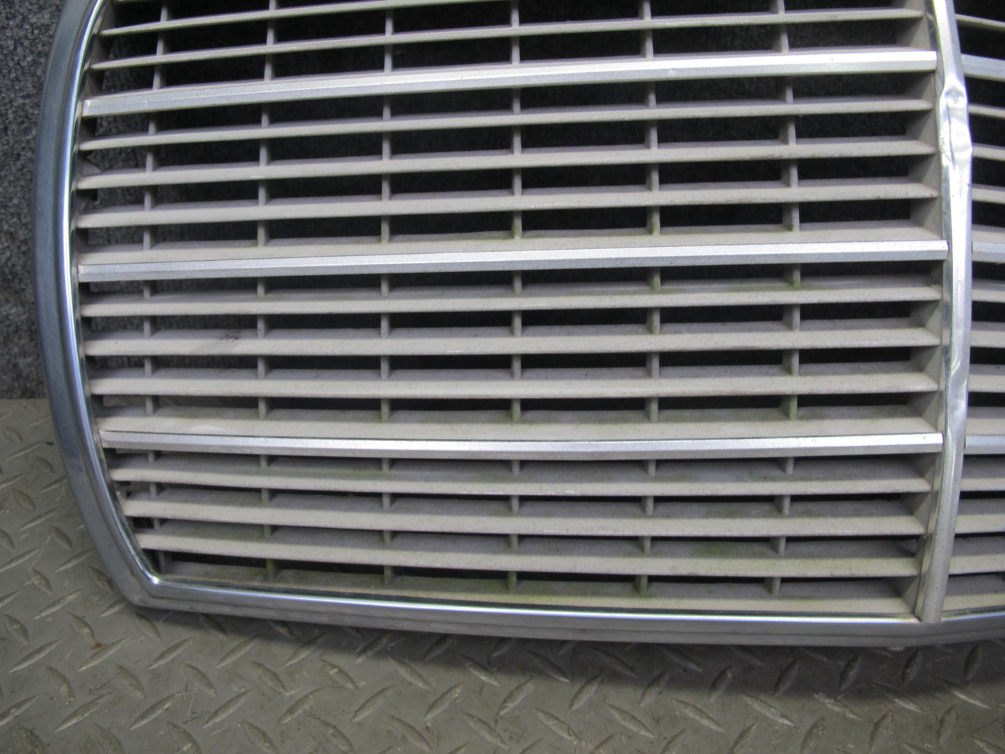 75-85 Mercedes W123 Front Hood Radiator Chrome Grille w Emblem OEM