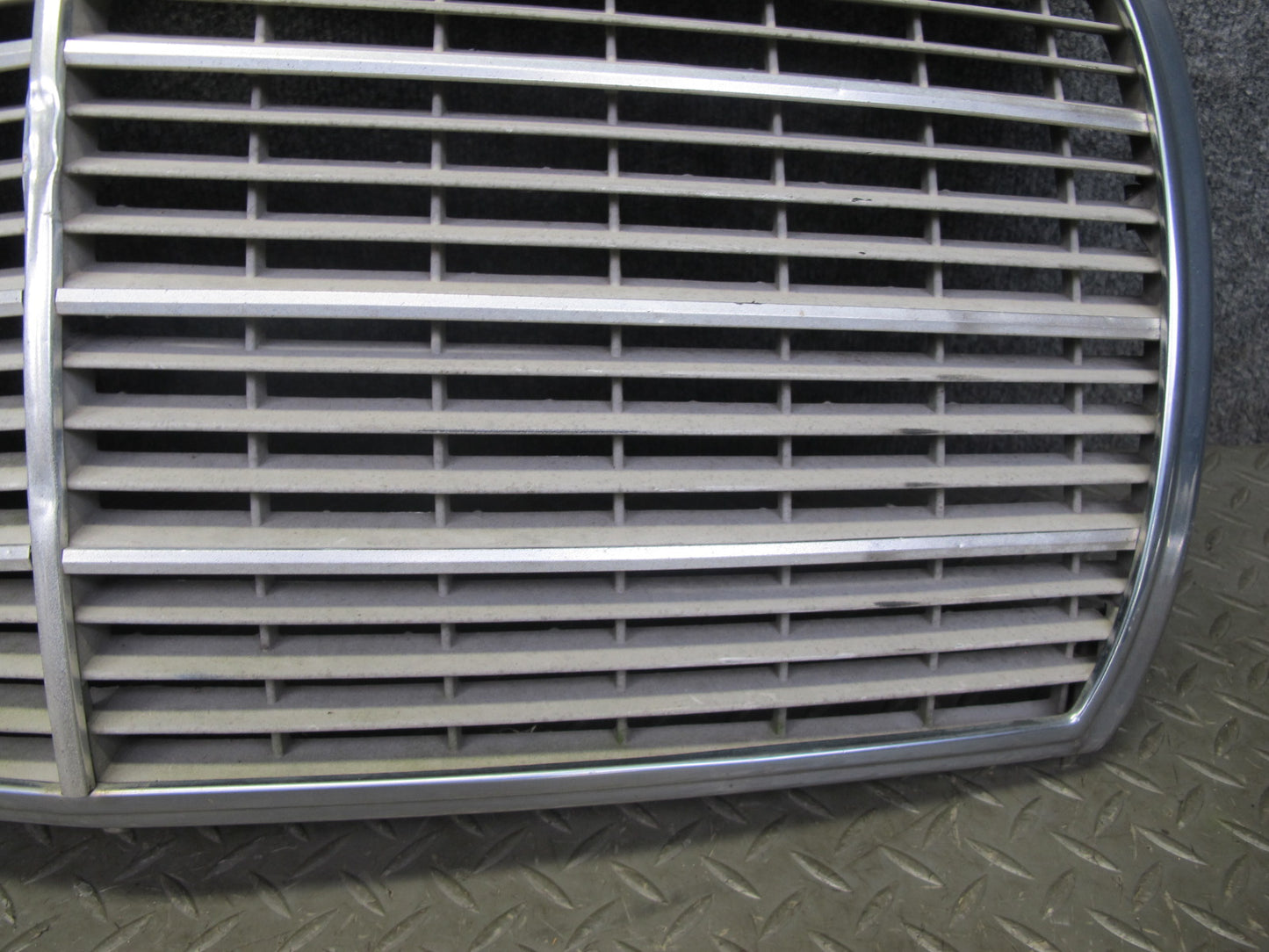 75-85 Mercedes W123 Front Hood Radiator Chrome Grille w Emblem OEM