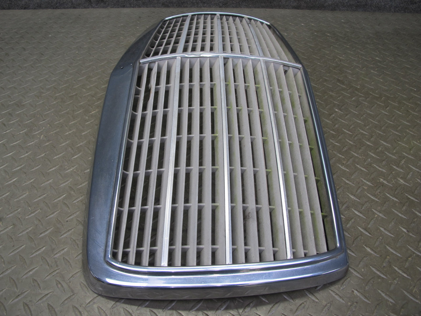 75-85 Mercedes W123 Front Hood Radiator Chrome Grille w Emblem OEM