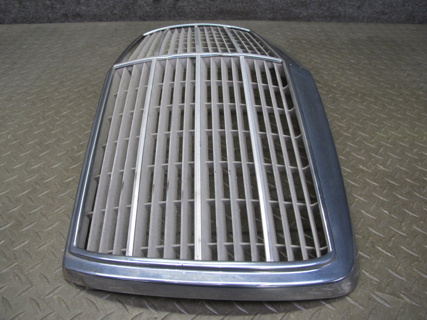 75-85 Mercedes W123 Front Hood Radiator Chrome Grille w Emblem OEM