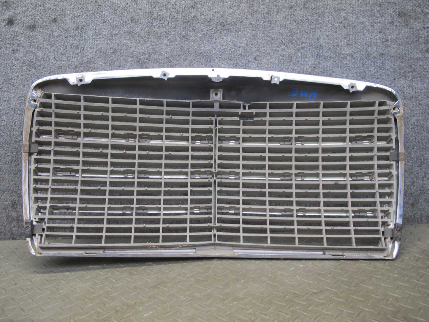 75-85 Mercedes W123 Front Hood Radiator Chrome Grille w Emblem OEM