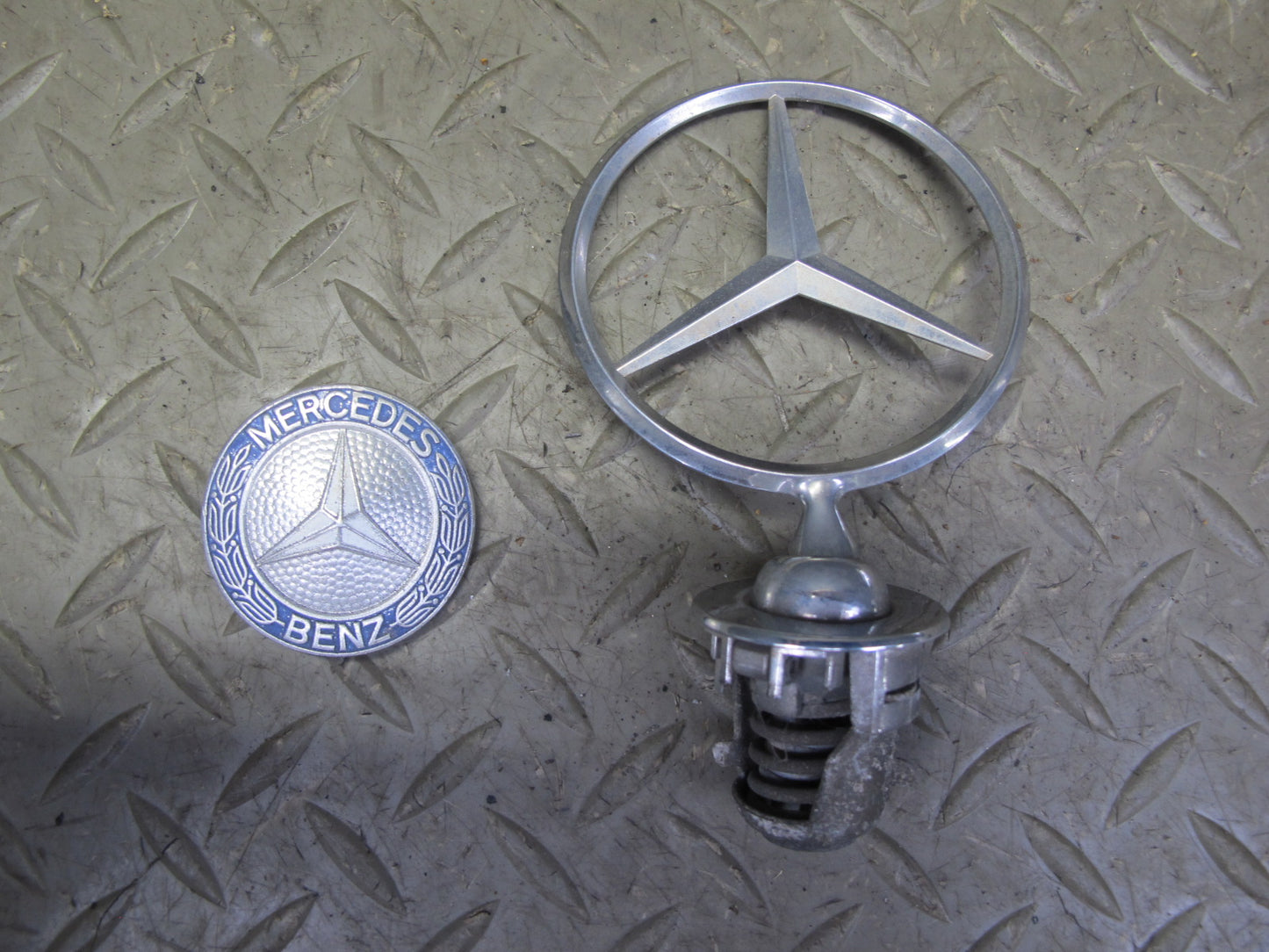 75-85 Mercedes W123 Front Hood Radiator Chrome Grille w Emblem OEM