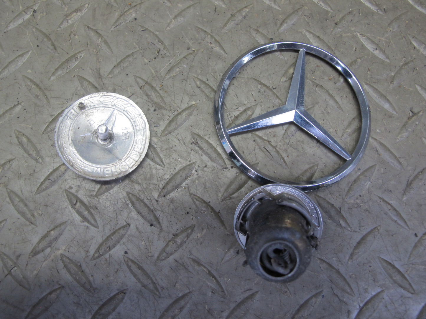 75-85 Mercedes W123 Front Hood Radiator Chrome Grille w Emblem OEM