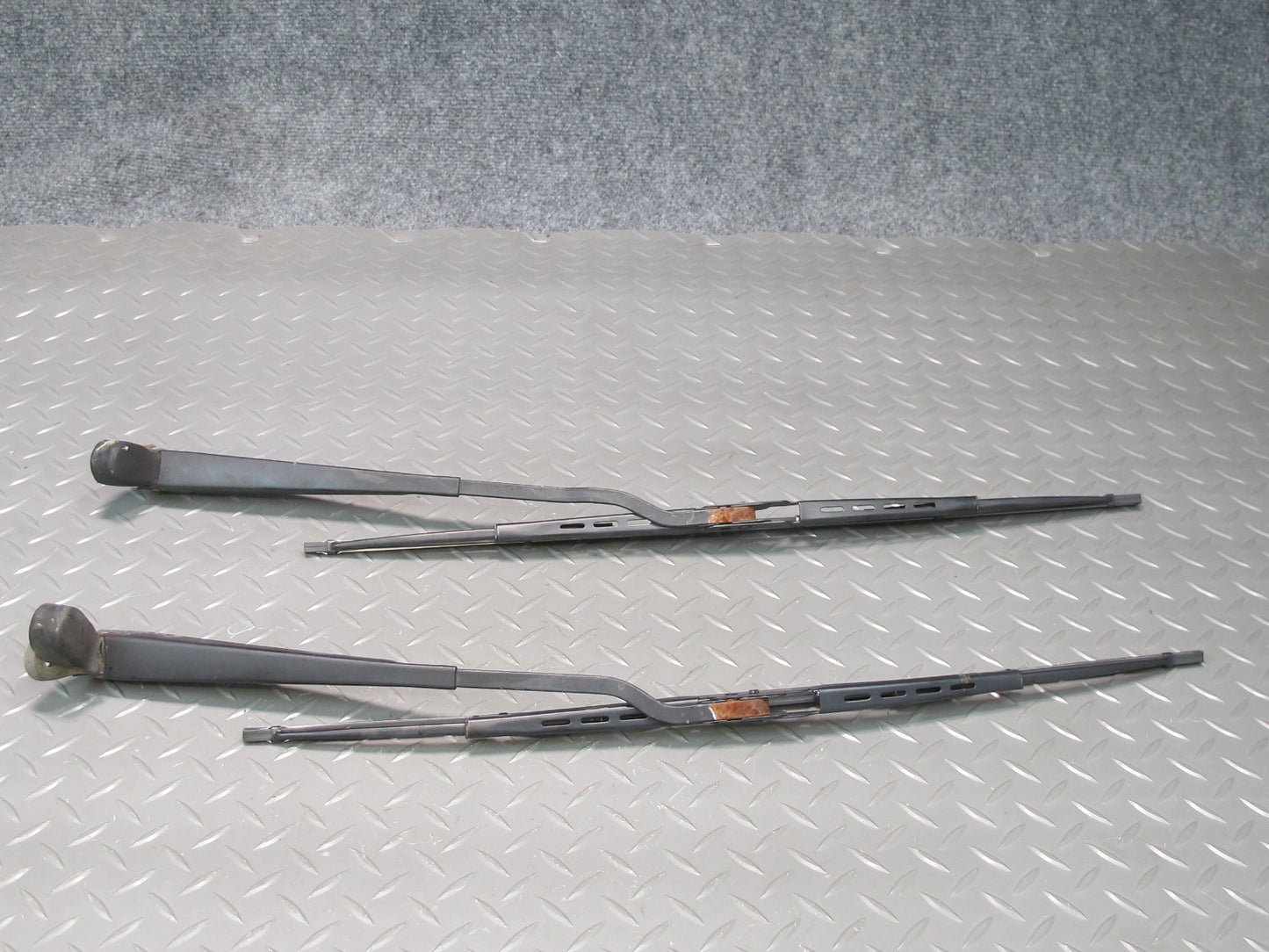 75-85 Mercedes W123 300D Set of 2 Front Left & Right Windshield Wiper Arm OEM