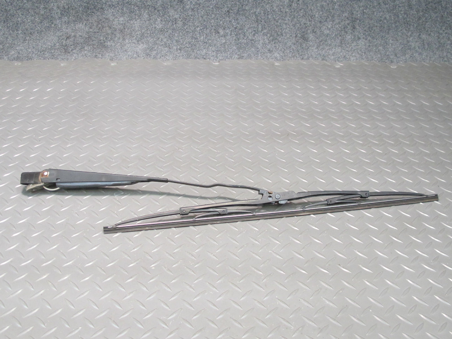 75-85 Mercedes W123 300D Set of 2 Front Left & Right Windshield Wiper Arm OEM