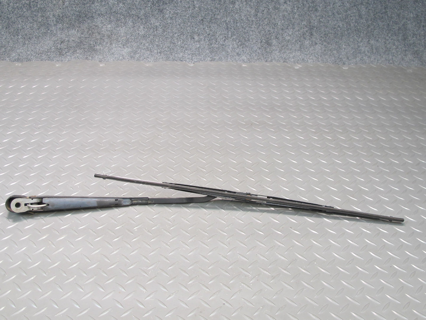 75-85 Mercedes W123 300D Set of 2 Front Left & Right Windshield Wiper Arm OEM