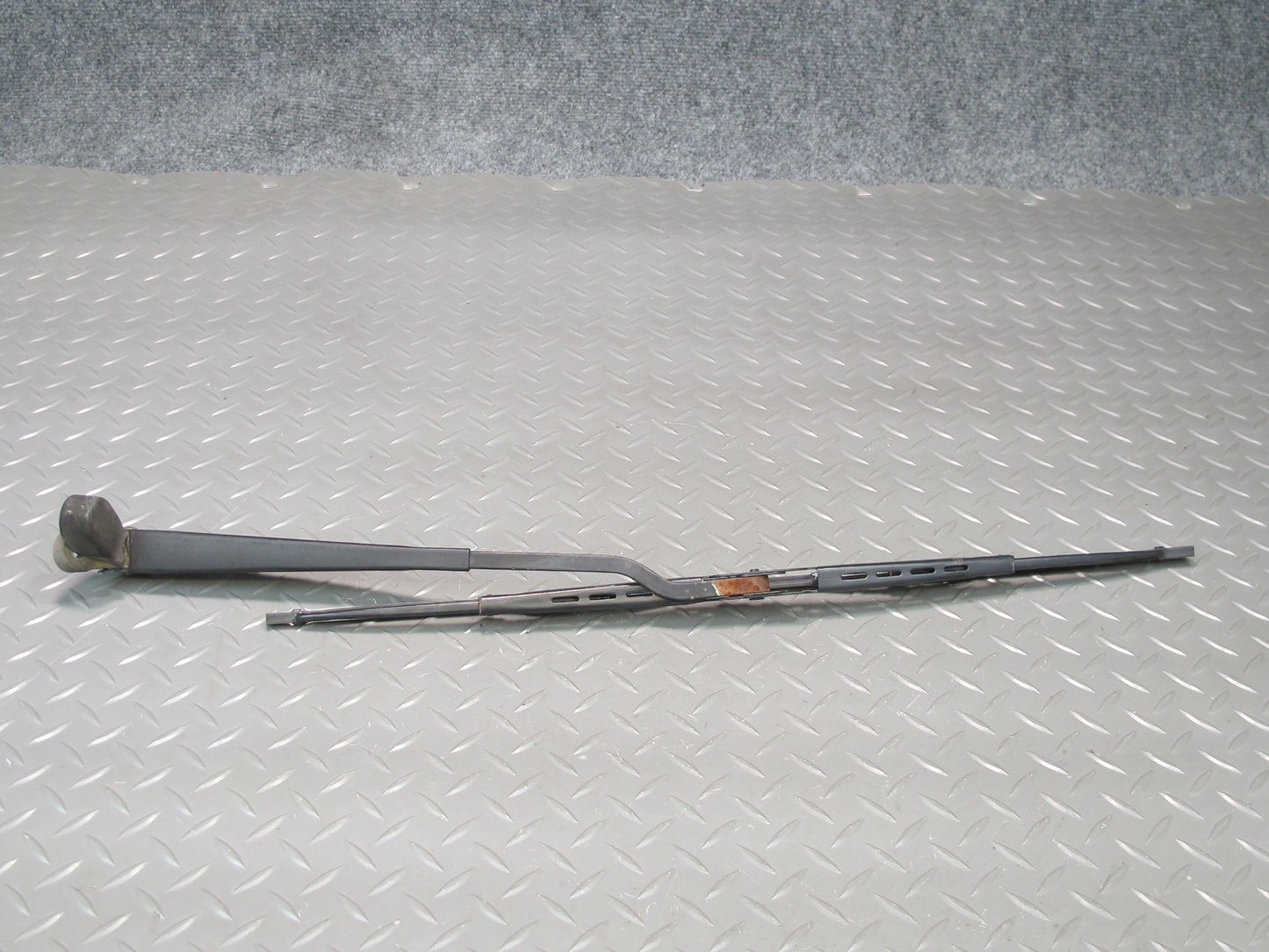 75-85 Mercedes W123 300D Set of 2 Front Left & Right Windshield Wiper Arm OEM