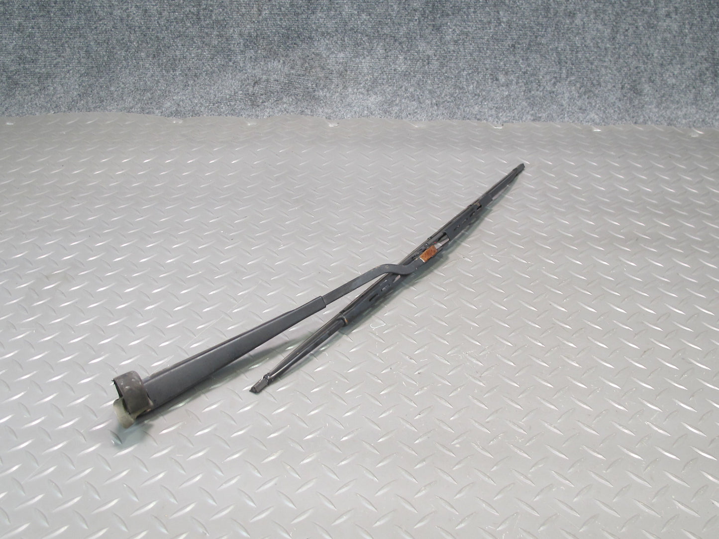 75-85 Mercedes W123 300D Set of 2 Front Left & Right Windshield Wiper Arm OEM