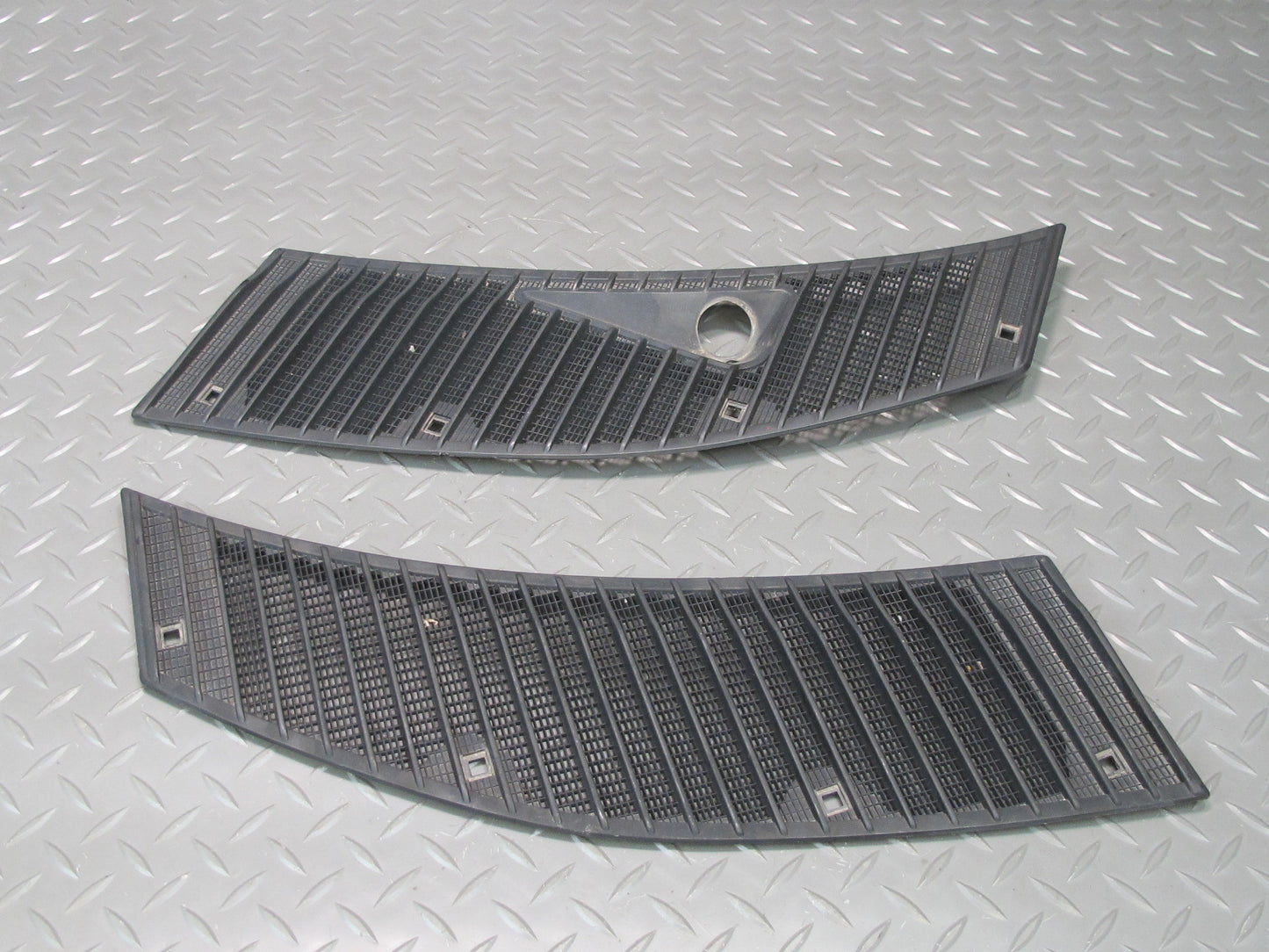 75-85 Mercedes W123 300D Set of 2 Front Left & Right Hood Vent Cowl Grille OEM