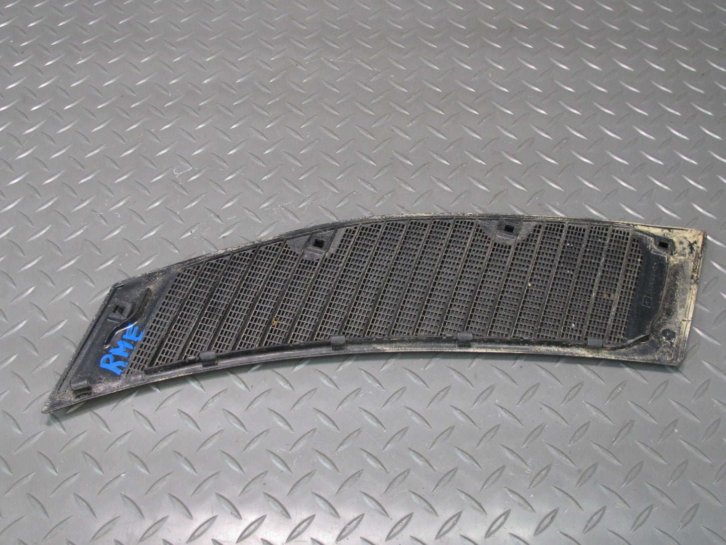 75-85 Mercedes W123 300D Set of 2 Front Left & Right Hood Vent Cowl Grille OEM