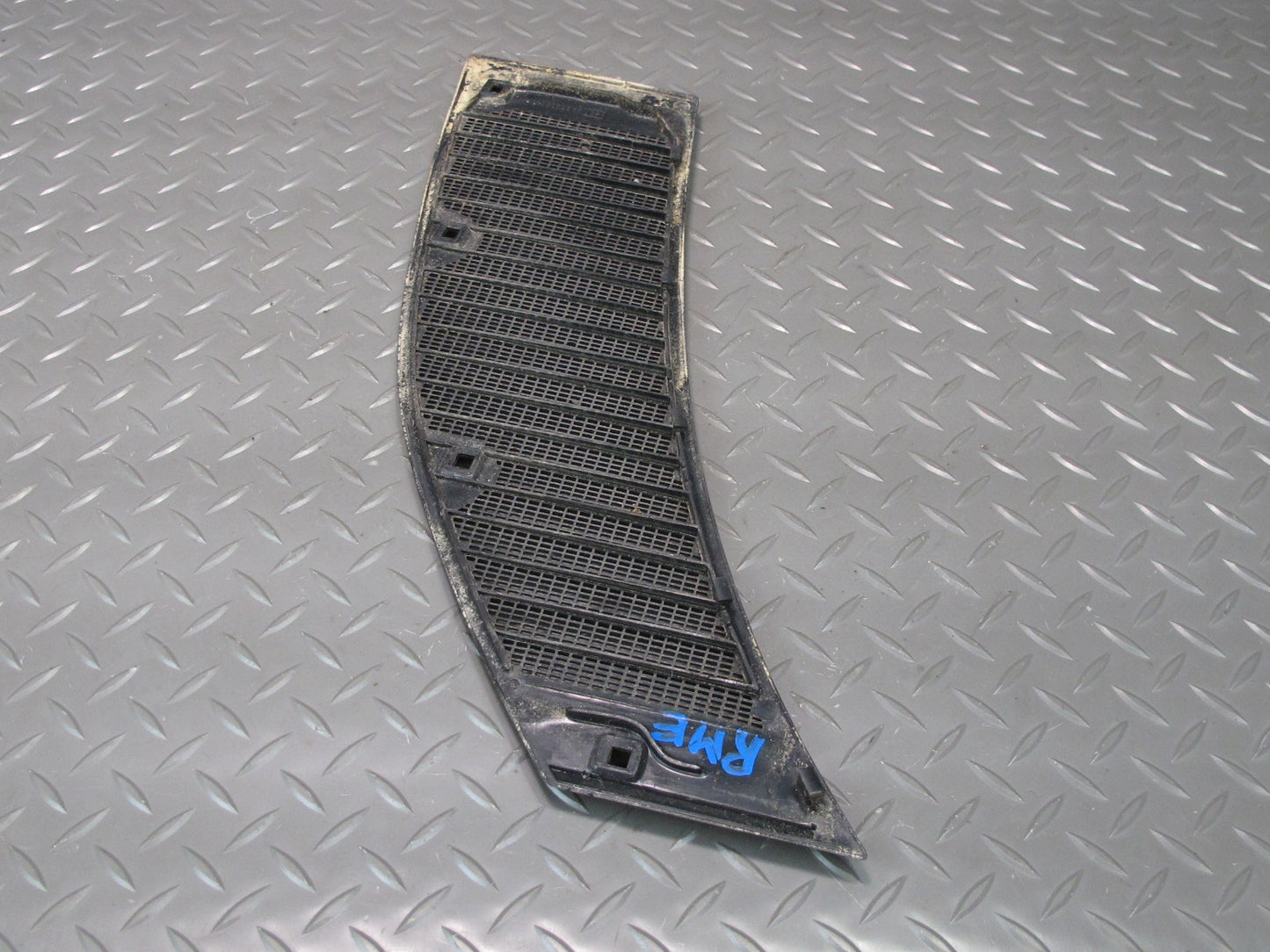 75-85 Mercedes W123 300D Set of 2 Front Left & Right Hood Vent Cowl Grille OEM