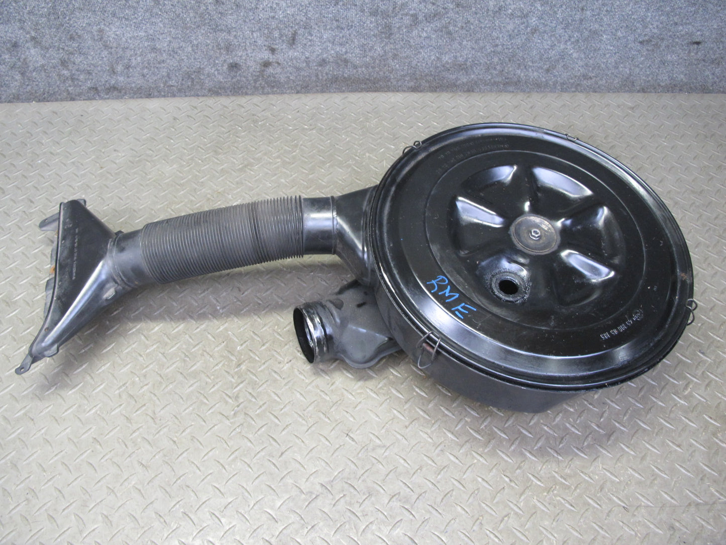 82-85 Mercedes W123 300D Air Intake Cleaner Filter Box w Pipe Line OEM