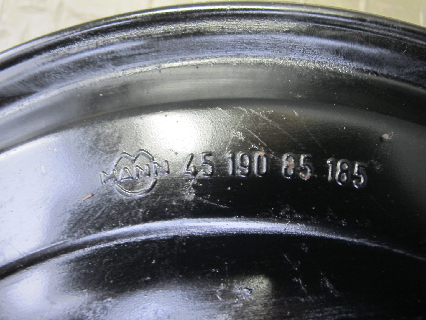 82-85 Mercedes W123 300D Air Intake Cleaner Filter Box w Pipe Line OEM